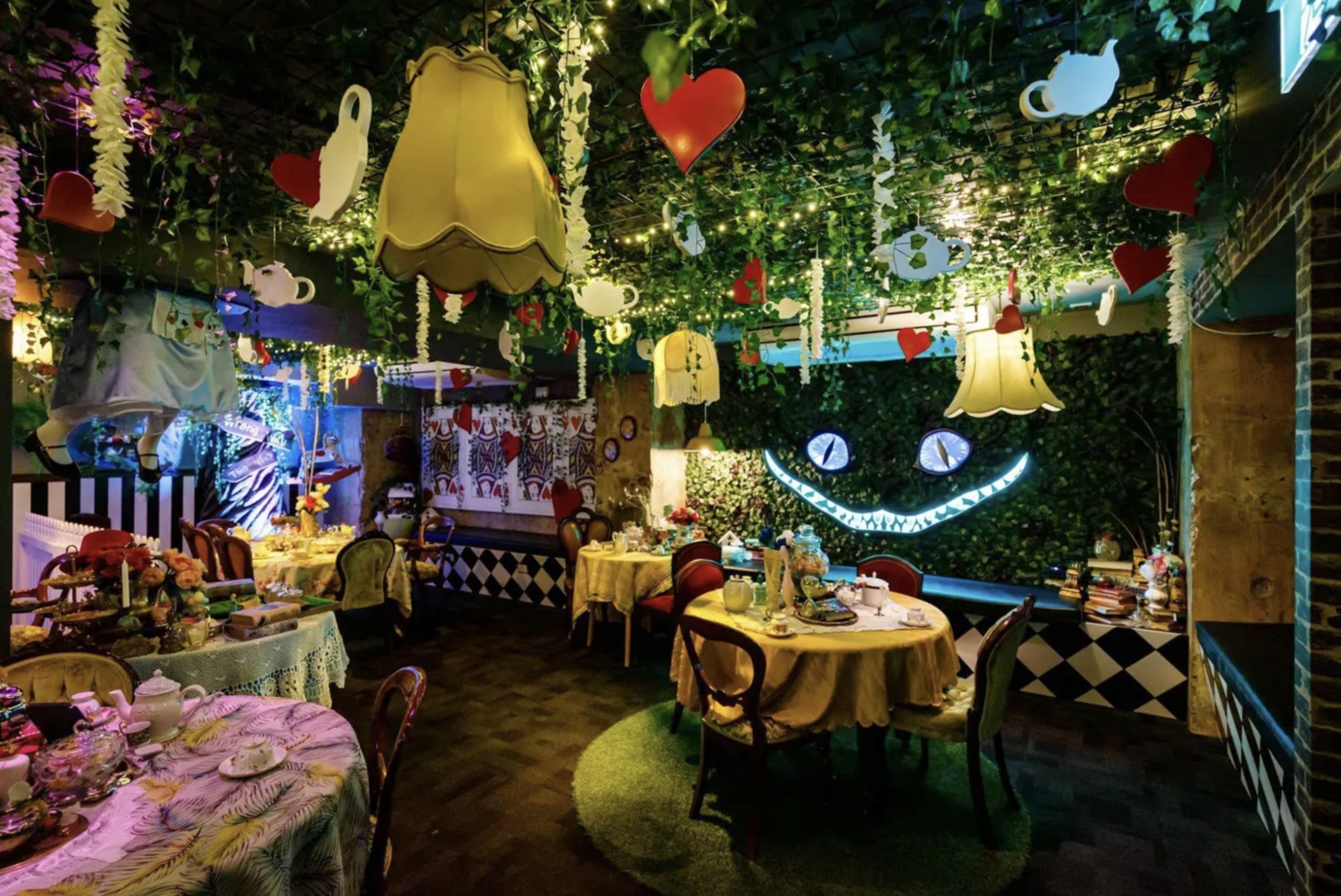 ‘alice-in-wonderland’-themed-cocktail-experience-tripping-into-las-vegas