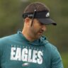 nfl-coach-of-the-year-odds:-nick-sirianni,-kevin-o’connell-favorites